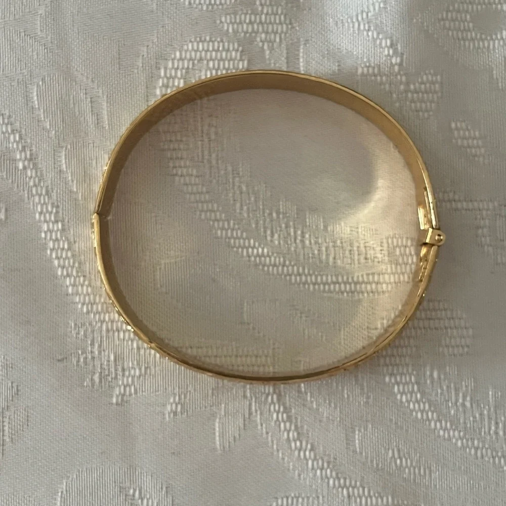 Vintage MONET Gold Tone Textured Hinged Bangle Bracelet